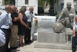  Un momento del acto de inauguración del monumento.