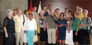 Elsa Casas con el grupo de emigrantes procedentes de Cuba.