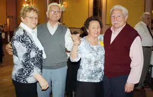 Miembros de la Junta Directiva bailando en la fiesta.