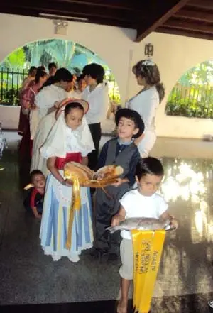 Los más pequeños con las ofrendas a la Virgen de Teror, en representación de los 21 municipios de Gran Canaria, y también de los 23 estados de Venezuela.