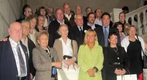 Isabel Carrasco posa con los participantes en el programa Añoranza.