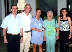  De izda a dcha., Ronald P&eacute;rez, Santiago Camba, Victoria Crist&oacute;bal, Edilia Vilacha (tesorera) y Yanara Penabad, activista.