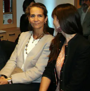  La infanta Elena sigui&oacute; desde la primera fila la presentaci&oacute;n de la colecci&oacute;n de libros de Santillana y Mapfre.
