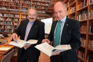   Villares y Camba, durante la firma del convenio. 