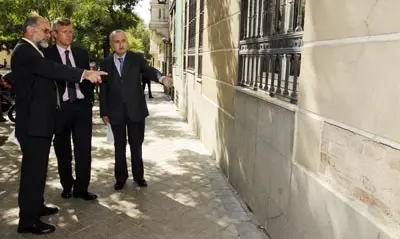  Rueda atiende a las explicaciones sobre las reformas necesarias en el edificio. 