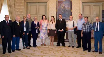 Julián Lanzarote, junto a los participantes en el programa \'Operación Añoranza\'.