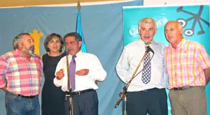  Miguel Ángel Revilla –en el centro–, durante la interpretación de una canción tras la cena.