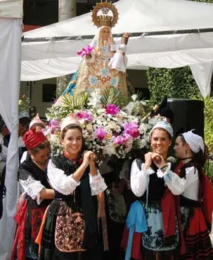  Procesión de la Santina, a cargo de las bellas jóvenes del CAC.