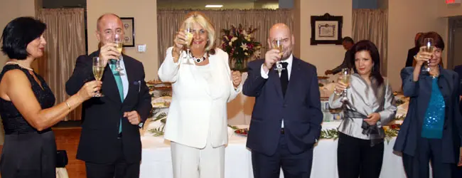  La presidenta de Casa de Galicia, Rita Mari&ntilde;a &ndash;3&ordf; por la izda.&ndash;, brinda por el aniversario con los responsables de Emigraci&oacute;n y autoridades consulares.