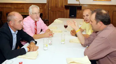  El titular de Emigraci&oacute;n de la Xunta, con la directiva del Club Orensano de Newark.