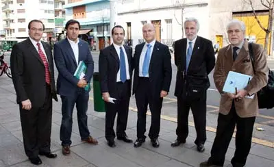  La comitiva, con el vicedecano de la Universidad Abierta Interamericana y docentes de la Casa de Altos Estudios.