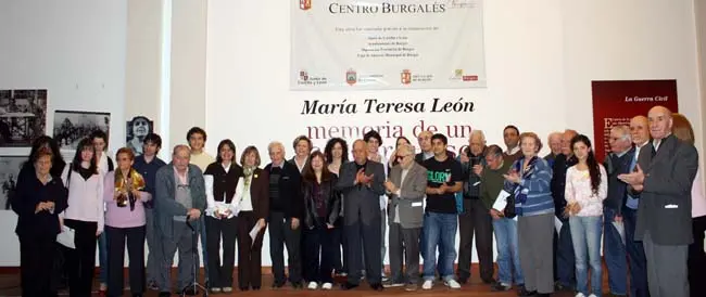 Foto de familia de los participantes en esta actividad intergeneracional que desarrolló el Centro Burgalés.