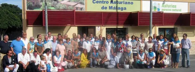  Foto de familia de los asturianos que participaron en las actividades por el Día de Asturias del Centro de Málaga.