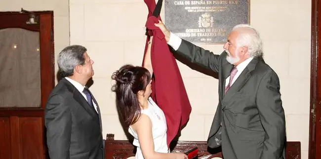  Pilar Pin, acompa&ntilde;ada por el Eduardo Garrigues y Jos&eacute; de Santiago, inauguran las obras de la Casa de Espa&ntilde;a.