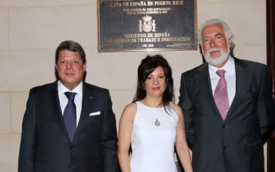  Jos&eacute; de Santiago, Pilar Pin y Eduardo Garrigues, con la placa conmemorativa de la inauguraci&oacute;n.