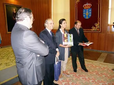 Pilar Rojo muestra el libro que recibi&oacute; de la delegaci&oacute;n c&aacute;ntabra.