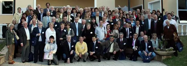  Antonio Aguar&oacute;n, L&oacute;pez Dobarro y Adonis Pamp&iacute;n posan con todos los participantes en el Curso de Formaci&oacute;n de Retorno.