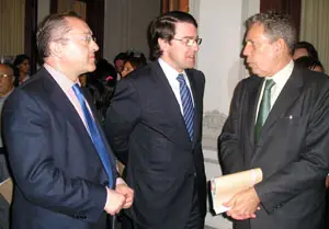 Alfonso Fernández Mañueco; el embajador de España en Argentina, Rafael Estrella (D); y Félix Colsa (I).