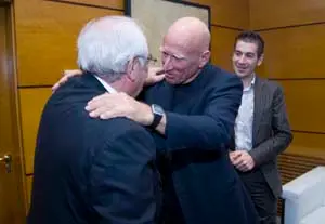  Vicente Álvarez Areces y Sebastião Salgado se saludan al inicio del encuentro que mantuvieron.