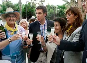  Feijoo y Alicia S&aacute;nchez-Camacho brindan durante el concurso de paellas celebrado en el barrio barcelon&eacute;s de Sarri&agrave;.