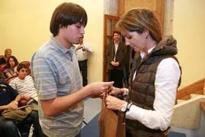  Lara M&eacute;ndez recibe un obsequio de uno de los alumnos del Colegio.