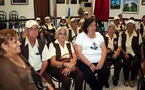 La viceconsejera Guillermina Hernández, con miembros del ‘Grupo Renacer’.