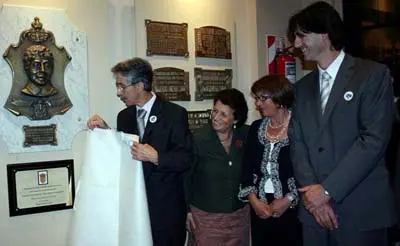  El alcalde de Vedra, junto a los representantes de las dem&aacute;s fuerzas pol&iacute;ticas del Concello, descubre una placa alusiva al centenario de la casa vedresa.