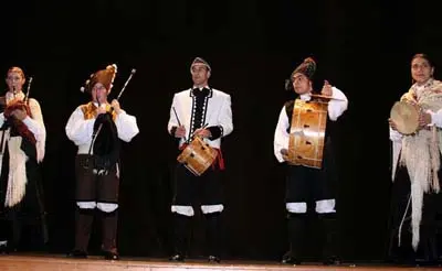  Actuaci&oacute;n del grupo gallego Raiolo en el Teatro Castelao de Buenos Aires.