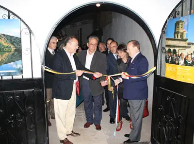 El director general y el resto de autoridades proceden a desatar la cinta inaugural de la Sala Numancia.