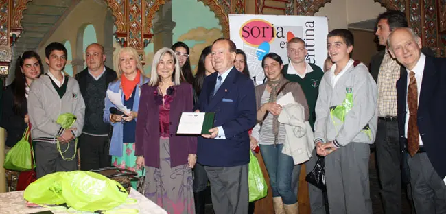 Autoridades del Centro Soriano Numancia y María Kodama, junto a jóvenes ganadores del concurso.