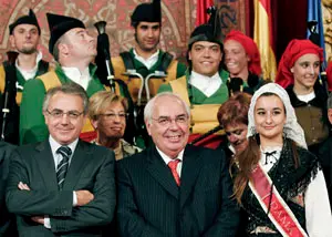  Miguel Sanz y Vicente Álvarez Areces, durante la recepción a los participantes en la Semana Cultural.
