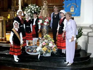 Begoña Serrano, con los asturianos de Zaragoza.  