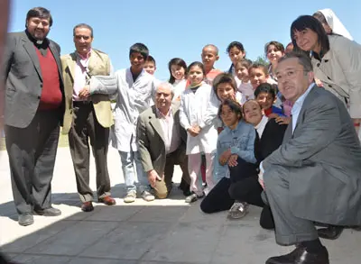 Félix Colsa posa con los niños del Centro Educativo Ongay.