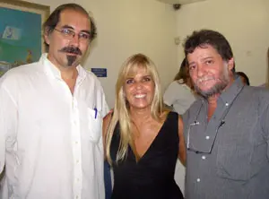 Carlos Pronzato &ndash;izda.&ndash; y P&eacute;rez Leira, junto a Mar&iacute;a Luiza Carneiro. 