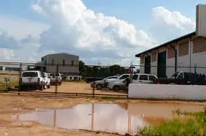 Las puertas de Agroisleña, en El Tigre, permanecen cerradas desde el miércoles 6 de octubre.