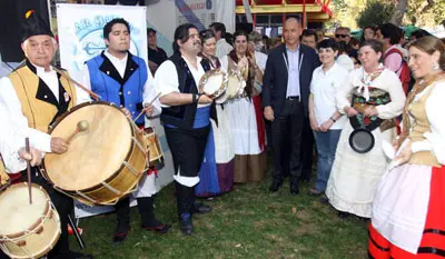  Santiago Camba y Myriam L&oacute;pez disfrutaron de la actuaci&oacute;n del grupo de baile y percusi&oacute;n del Lar Gallego de Santiago de Chile.