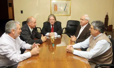  El secretario xeral, durante su reuni&oacute;n con la directiva de Casa de Galicia.