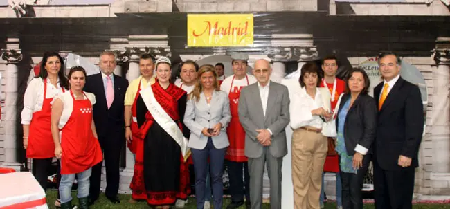  Victoria Crist&oacute;bal. en el estand de Madrid en la fiesta de la Hispanidad. 