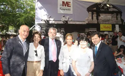 De izda a dcha. Santiago Camba, Víctor Fagilde, acompañado de su esposa, Victoria Cristóbal, la presidenta del Lar Gallego, Miryam López, y el secretario del Lar Gallego, Francisco Bustos, durante la visita al estand madrileño.