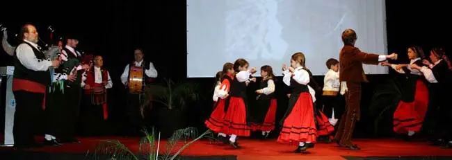  El cuerpo infantil de baile y la banda de gaitas amenizaron la velada.