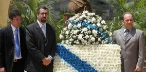  Miembros de la Junta Directiva de la HGV, encabezada por Antonio Pi&ntilde;&oacute;n Mart&iacute;n, durante la ofrenda floral ante el busto del Libertador, el pasado a&ntilde;o.