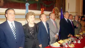 Félix Colsa y el embajador, Rafael Estrella, junto al resto de autoridades en la celebración del centenario.
