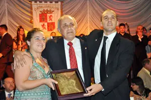  Los jóvenes entregaron una placa aJosé Pinar en el 60º aniversario del Centro de Castilla y León en Mar del Plata.