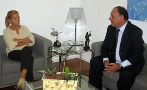 Un momento del encuentro de Isabel Carrasco con el presidente de la Casa de León en Madrid, José Rafael Álvarez de la Fuente.