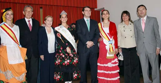  Rafael Estrella y su esposa, Fern&aacute;ndez Ma&ntilde;ueco, Julia Hernando y Jos&eacute; Vila acompa&ntilde;ados por la Reina y las Princesas de la colectividad.