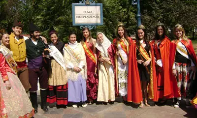  Componentes de \'El Ruxideru\' con las reinas.