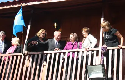 El presidente del Centro muestra las instalaciones a las autoridades del hórreo de la entidad. 