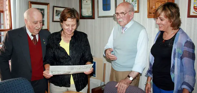  Ramos, acompa&ntilde;ada por Sabino Fern&aacute;ndez -a la izda.- y Venancio Blanco y Bego&ntilde;a Serrano, en su visita al Club Tinetense.