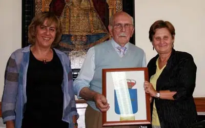 Venancio Blanco –acompañado de María José Ramos y Begoña Serrano- recibe en nombre de la institución un presente del gobierno asturiano.