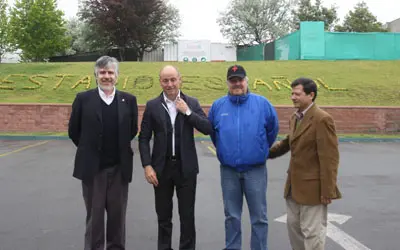  Santiago Camba, con Sergio Pinto, presidente del Estadio Espa&ntilde;ol; Jaime Pinto, presidente del Centro Gallego; y Francisco Bustos, del Centro Gallego de Santiago. 